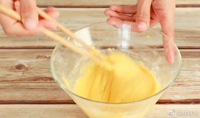 将南瓜泥倒入碗中，加入奶粉25克、牛奶60克，蛋黄1个，搅拌均匀。