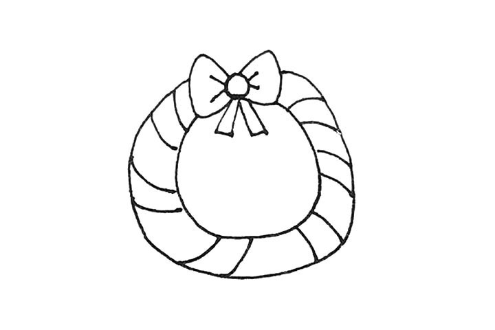 步骤4：圆环里面画上斜线的装饰，每两条间隔开一点。