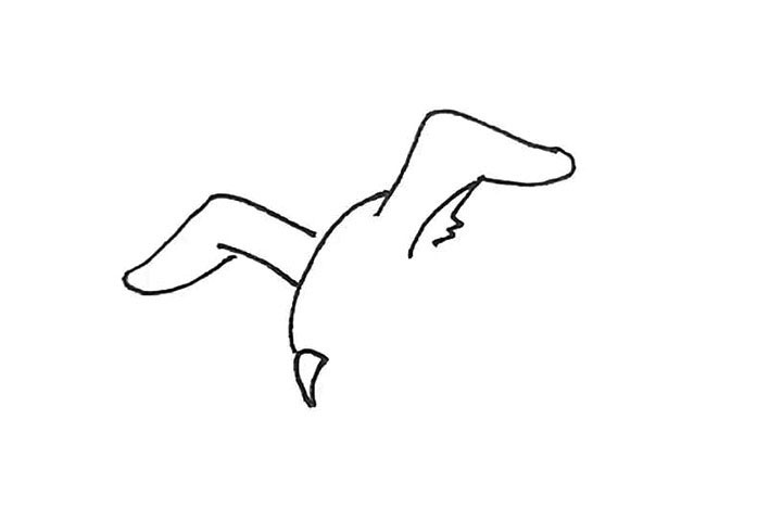 步骤4：前面的地方，再画上一个小三角形作为嘴巴，右边的翅膀画下一条短线。