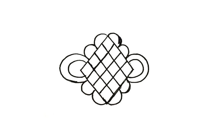 步骤5：在左右两边各画上一大一小半圆圈。