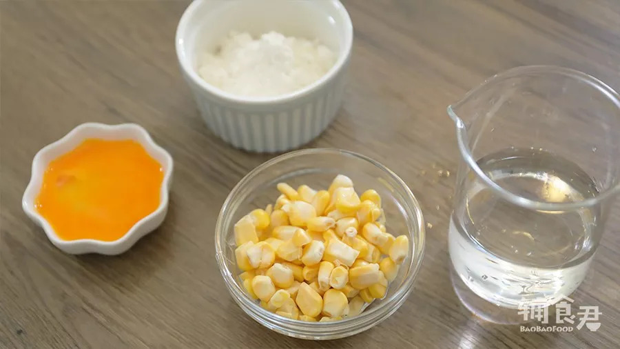 食材准备：玉米粒50g，面粉35g，蛋黄1个，水100g