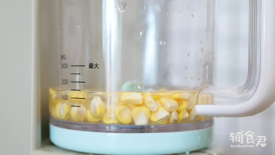 玉米粒放入辅食机，加清水