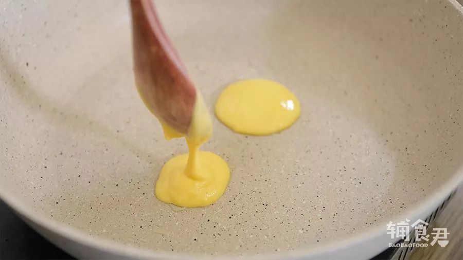 舀一勺入平底锅