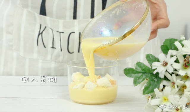 将吐司丁放入碗中，加入蛋液混合物，再撒点儿蔓越莓干。