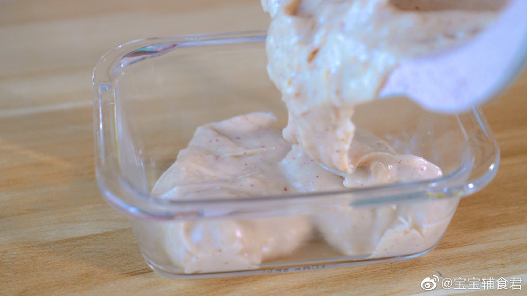 倒入小锅中混合，小火加热，配合搅拌至粘稠成糊状