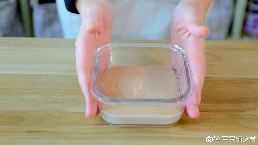 糊糊倒进玻璃容器里