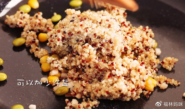 第7步：锅中倒入适量食油，油热后，加入香菇丁、玉米、青豆、少许盐、藜麦，翻炒至均匀。