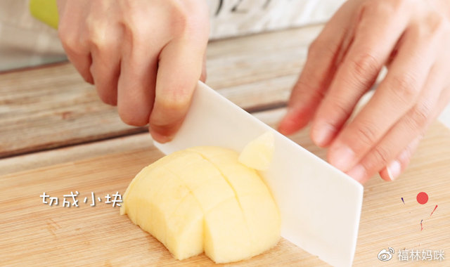 第2步：苹果洗净后，去皮、切成小块。  Tips: 口感佳的苹果闻起来会有淡淡的清香，而且颜色均匀、红润。做辅食，酸甜度更好哦！