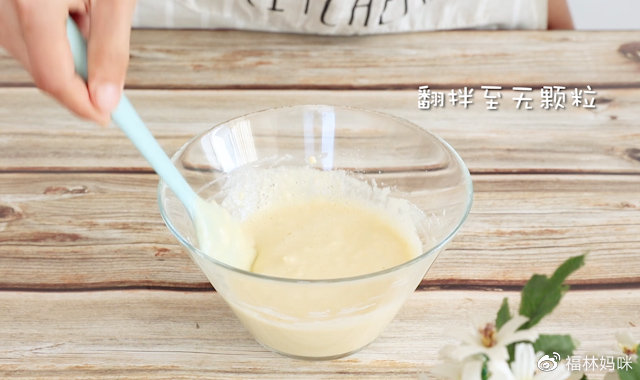 第4步：将搅打的鸡蛋糊倒入碗中，加入面粉，翻拌均匀至无颗粒。  Tips: 这个时候不要打圈搅打，打圈容易使面糊有劲道，做出的饼不过松软哦，要左右翻拌。