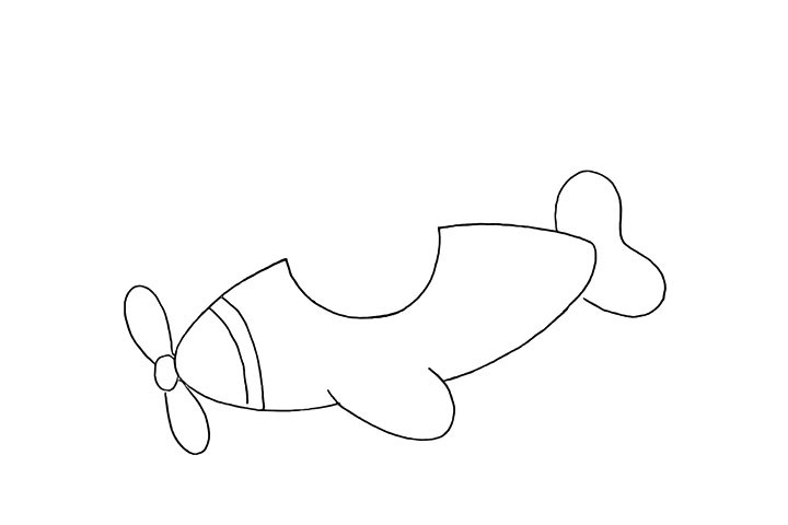 步骤6：然后画出机头上的螺旋桨。