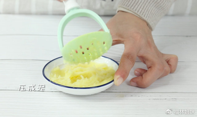 将切好的土豆冷水上锅蒸熟，一般15分钟即可，稍微降温后，将土豆压成泥。  Tips:妈妈们可以用筷子或牙签扎一下试试，蒸熟的土豆会比较绵软，很容易扎透。