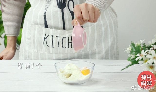 将土豆泥、面粉、奶粉、蛋黄、虾泥倒入碗中，翻拌均匀。  Tips：可以加适量清水，以免食物之间不嫩很好的混合，成稠糊状即可。