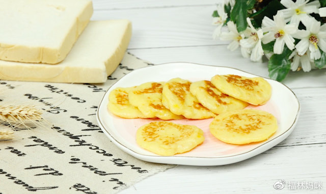 煎至两面金黄就可以出锅了，稍微降温后即可食用，温热的饼味道更佳哦！