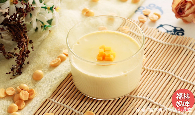 一碗细腻的奶香蛋羹做好了，出锅后稍微降温，就可以吃了。