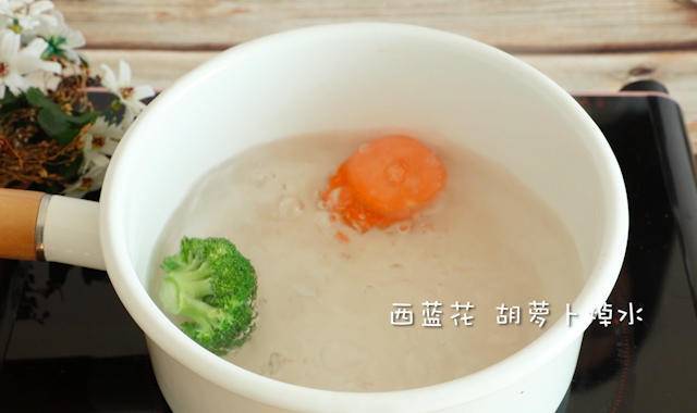 将胡萝卜切片和西蓝花一起下锅焯水，更好的去除草酸物质。