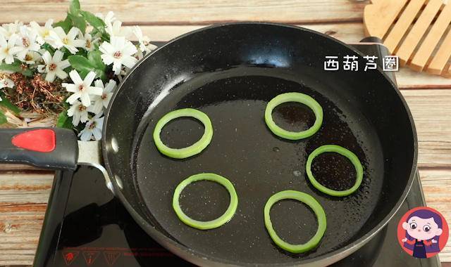 锅中刷一层油，将西葫芦圈放入锅中，用油煎一下。