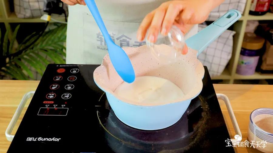 第3步：椰浆和牛奶倒入小锅中，加入砂糖，小火加热融化砂糖