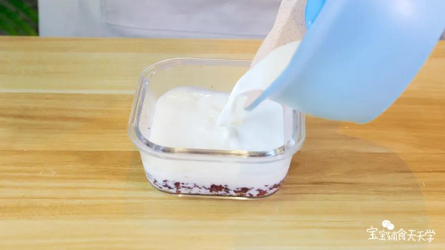 第6步：晾凉的椰浆牛奶倒入原本已压入紫米的容器中