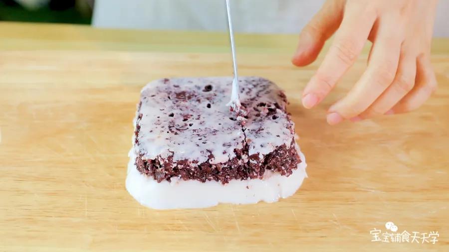 第8步：取出切块食用  要是觉得很黏刀的话可以在刀上沾点水再切