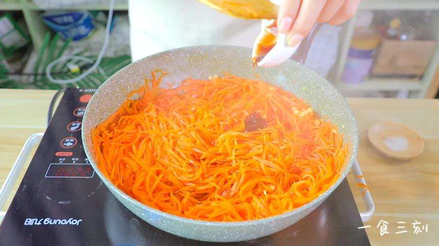 倒入生抽、蚝油翻炒均匀