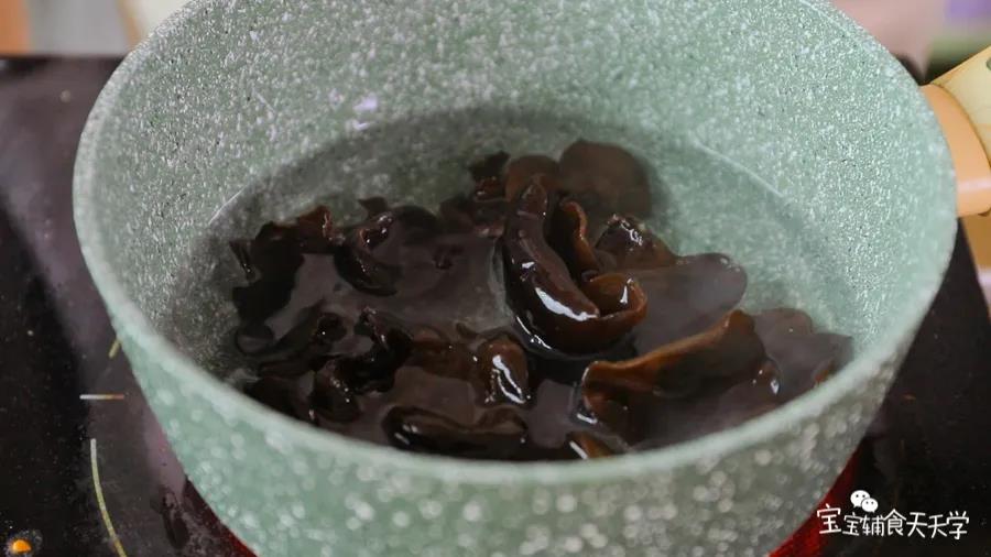 木耳、香菇提前泡发，木耳焯水