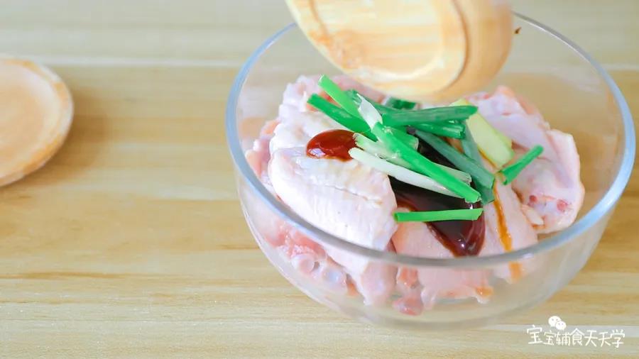 把蚝油、姜片、葱段倒入鸡翅中