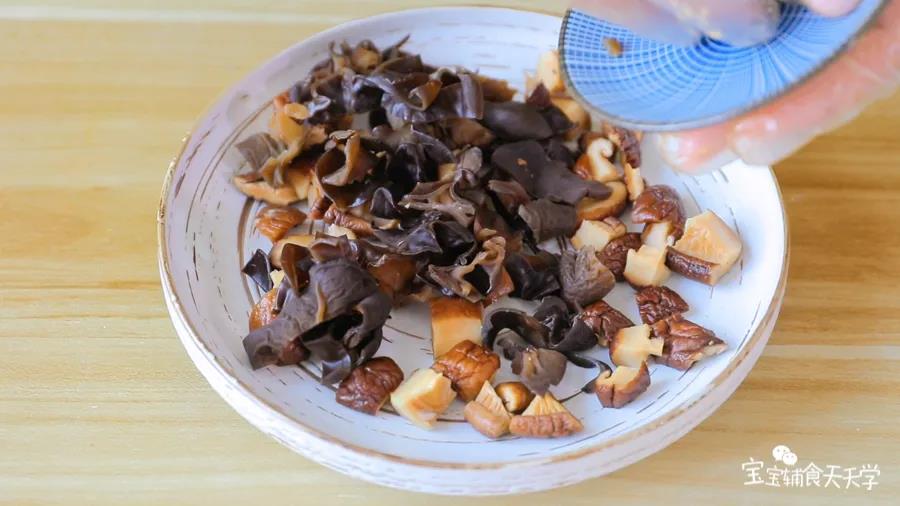 把木耳、香菇平铺在碟子底部