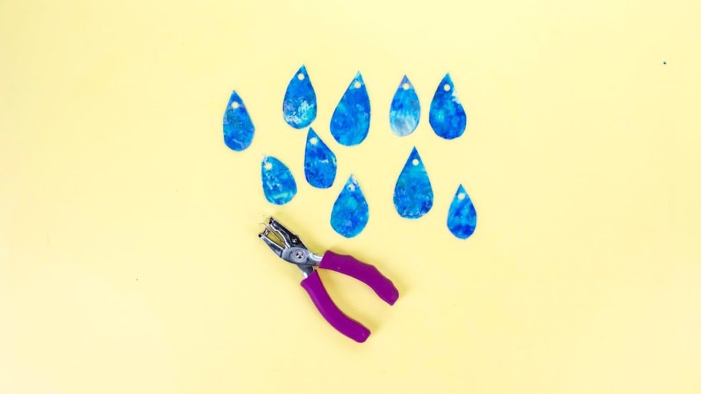 步骤8：使用打孔器在每个雨滴的顶部打孔。