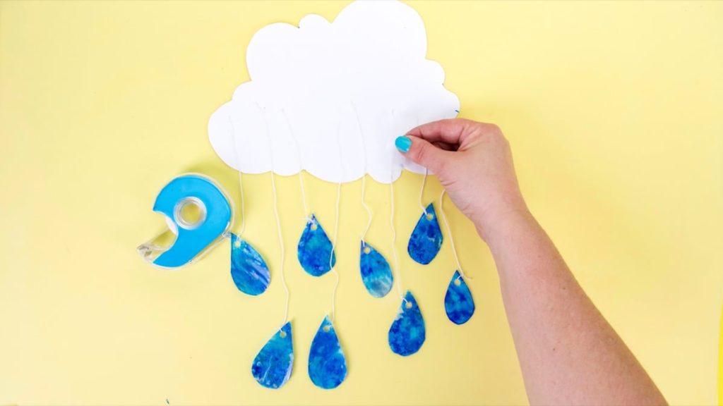 步骤10：将线绑在云的背面，并修剪掉多余的长度。