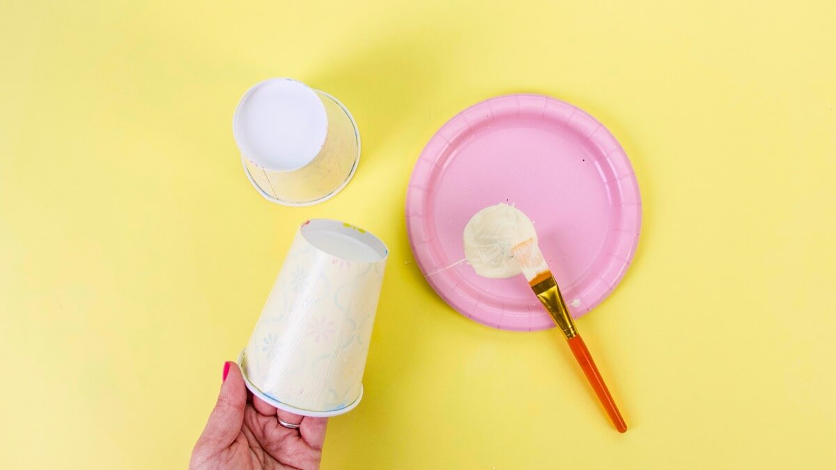 步骤2：用兔子的颜色涂两个纸杯，放在一边晾干。