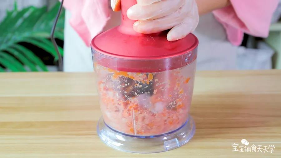 牛肉、熟洋葱、熟胡萝卜倒入搅拌机里搅拌均匀