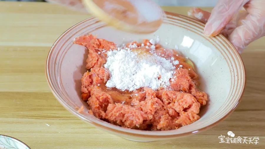 倒出肉泥，打入鸡蛋，倒入玉米淀粉、盐搅拌均匀  多搅一下，也可以摔打一下，这样做出来更好吃