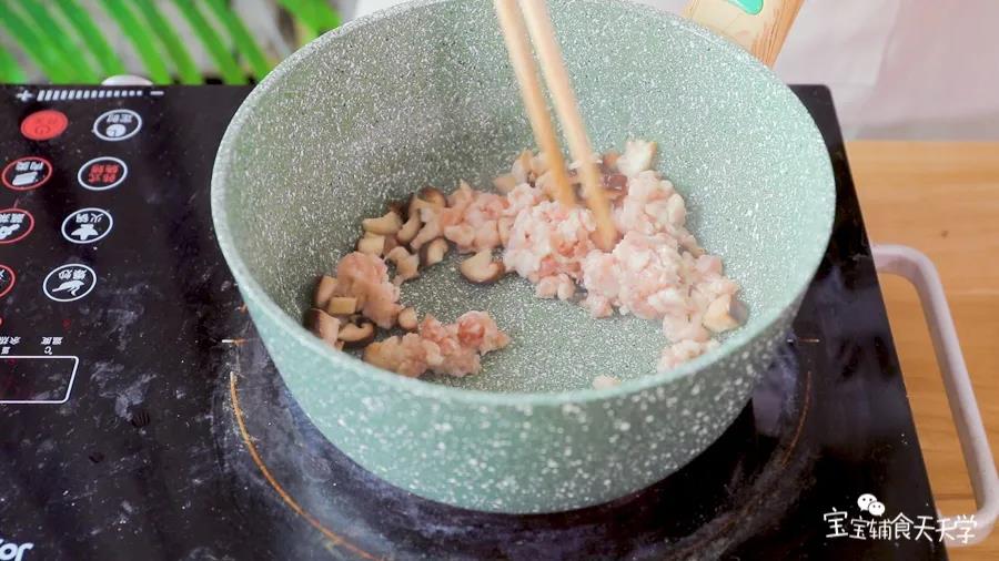 锅里倒油，倒入冬菇炒出水，倒入肉末翻炒