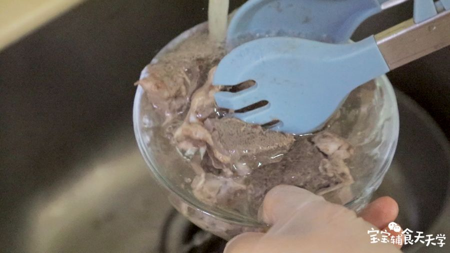 捞出猪骨后冷水冲洗干净