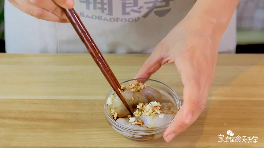 第2步：鲜虾中倒入生抽和蒜末腌制  要是介意虾线，姐妹们可以去一下哦