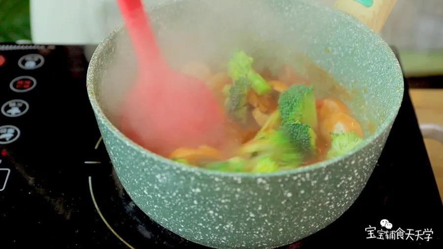 第6步：倒入番茄膏和少量清水烧开，倒入口蘑和西兰花煮软