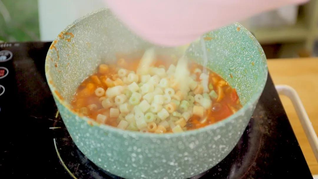 第8步：最后加入之前备用的粒粒面翻炒裹上酱汁即可  可选加入盐调味