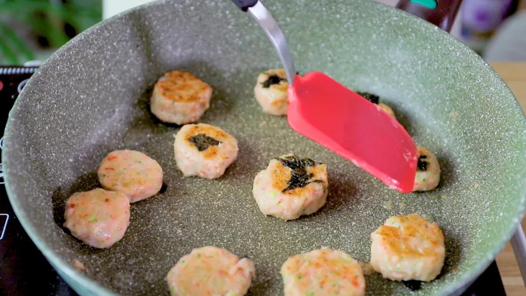 两面煎香，可以加一点水焖一下确保熟透