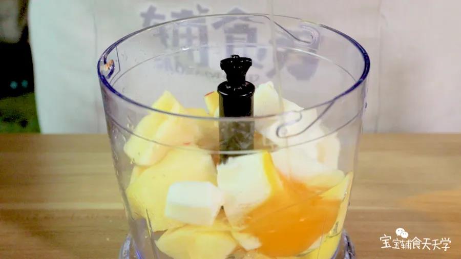 苹果山药倒入搅拌机，打入鸡蛋