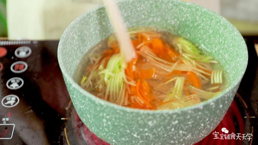 烧开一锅水，青瓜丝、胡萝卜丝、豆芽分别放入锅里煮熟，捞出备用