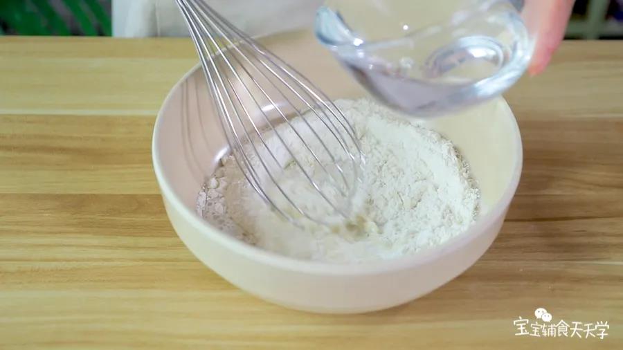 中筋面粉加入清水
