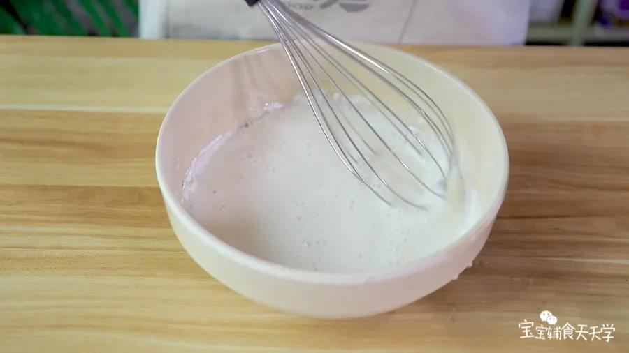 边加边用蛋抽搅拌均匀，最后面糊是流动性的