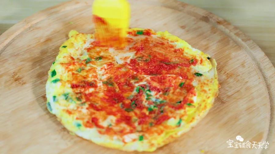 在面皮那边均匀涂上番茄酱