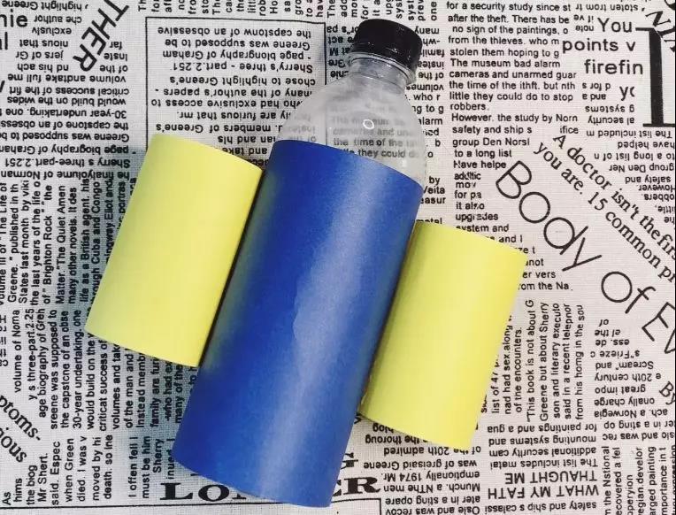 步骤3：用双面胶固定在水瓶两侧。