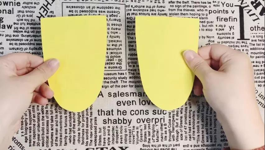 步骤4：剪两片半椭圆形，直角处折出直角。