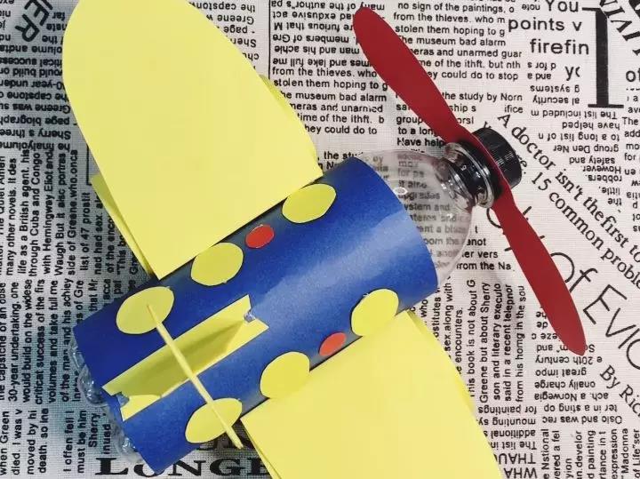 步骤11：瓶身两边用碎纸剪一些圆并粘贴。