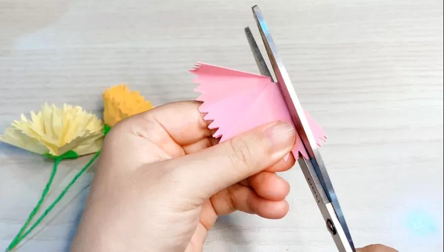 步骤4：展开后用剪刀剪开折痕，注意不要一剪到底。