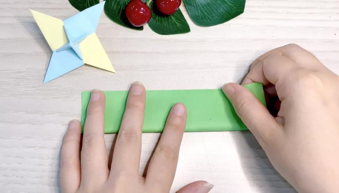 步骤1：正方形卡纸对半剪开，再横向对折。