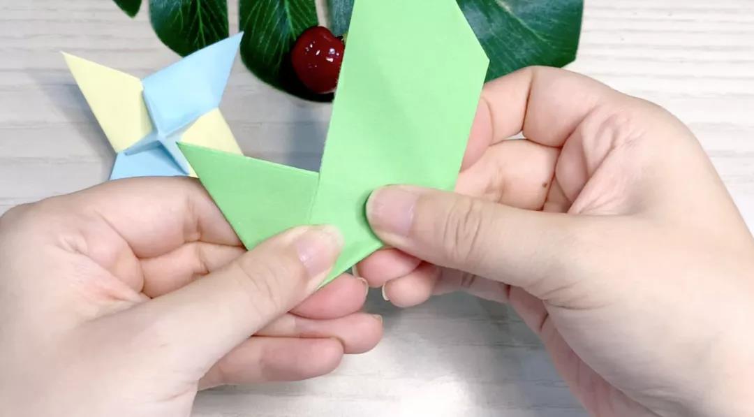 步骤3：左边再朝上折，右边再朝下折。