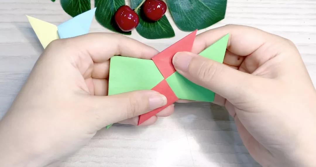 步骤7：正反两面四边的三角向里折，并塞进开口里。